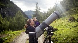 raurisertal-sommer-wandern-krumltal-geierbeobachtung-ctvb-rauris-fotograf-florian-bachmeier-1920×1067 Žena s dalekohledem na lesní stezce v Krumltalu pozoruje supy