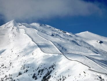 Čeká vás zasněžený vrchol pod modrou oblohou, klikatá cesta-dovolená v nejslunečnějším regionu Salcburska.