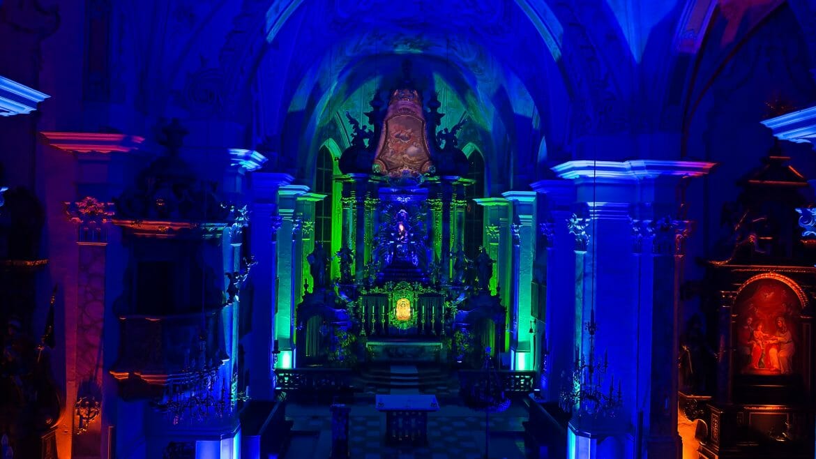 Barevná světelná instalace v barokním kostele v Maria Alm prozáří advent