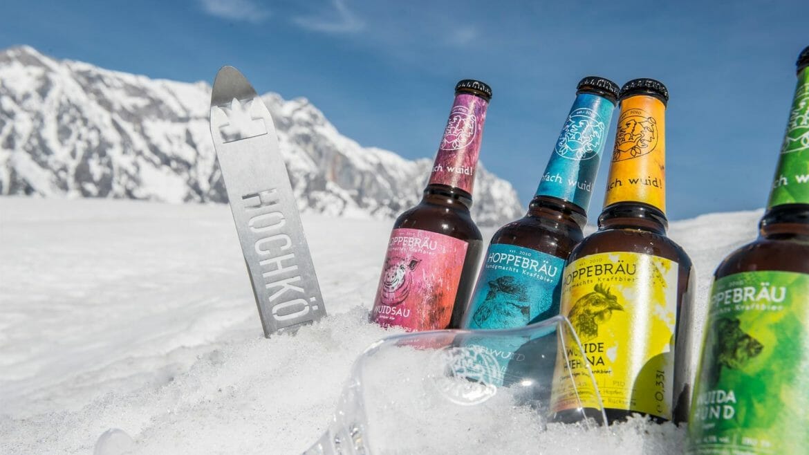Piva z malých alpských pivovarů chlazené v hlubokém sněhu chutnají nejlépe v Hochkönigu