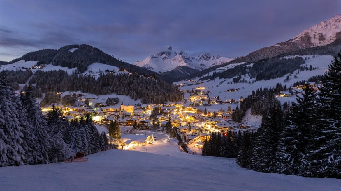 Noční pohled na osvětlený Filzmoos v Salcburském sportovním světě ve Ski amadé