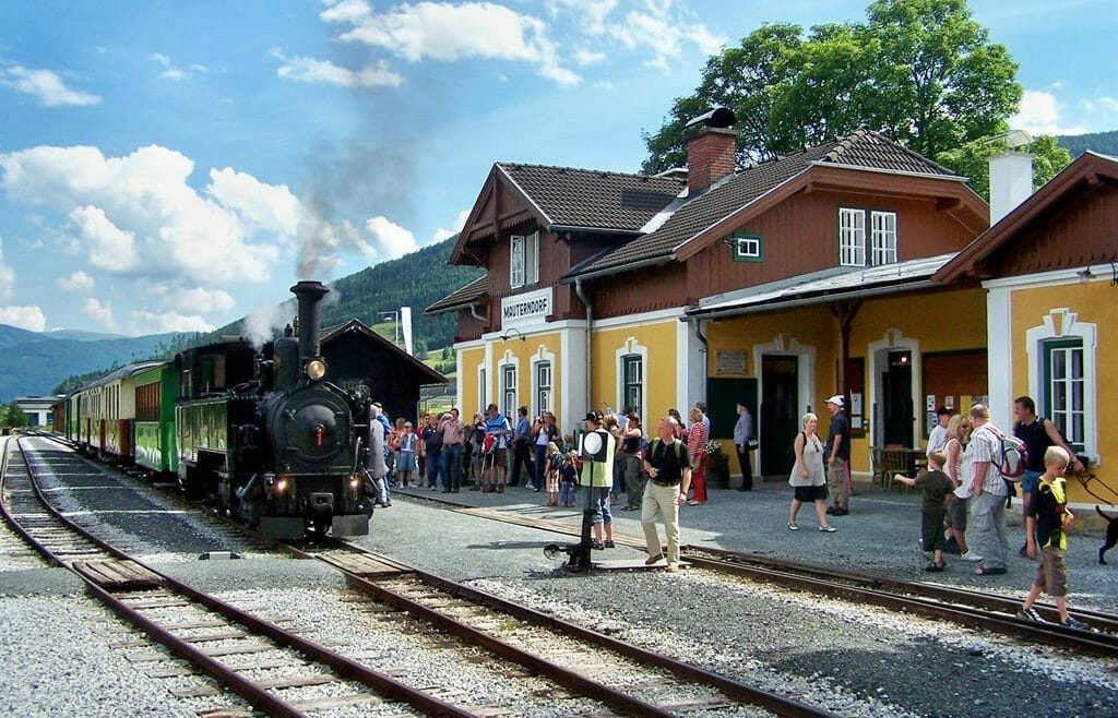 Historický vlak na železnici Taurachbahn v zastávce Mauterndorf v Salcburském Lungau. Odtud vyráží do obce St. Andrä.