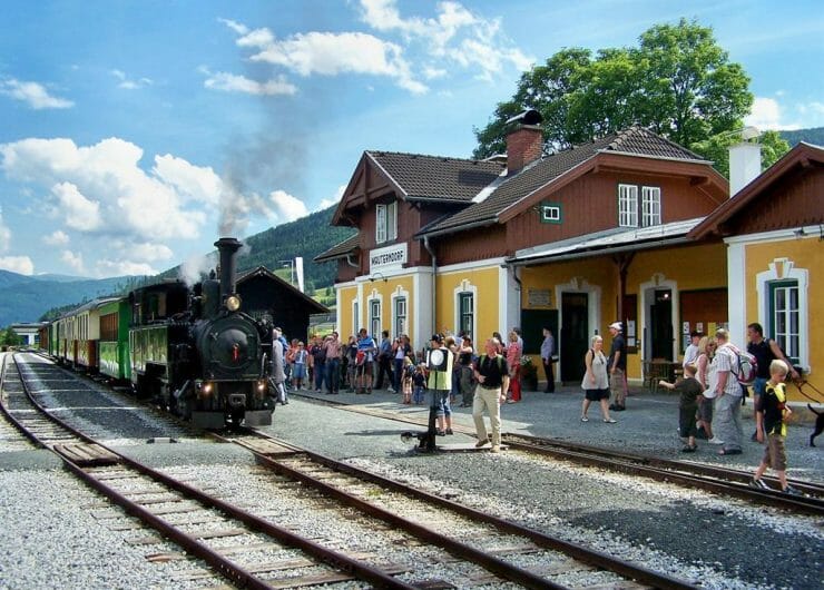 Historický vlak na železnici Taurachbahn v zastávce Mauterndorf v Salcburském Lungau. Odtud vyráží do obce St. Andrä.