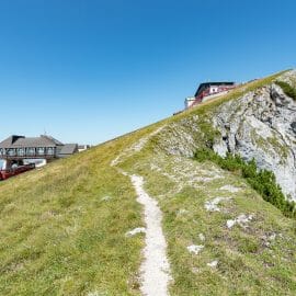 Na zelený vrchol hory Schafberg, odkud je nádherný rozhled do krajiny, jezdí historická ozubnicová dráha