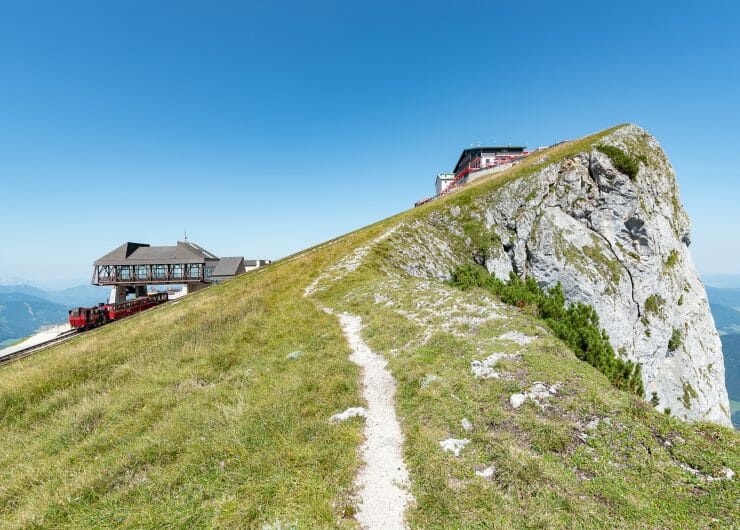 Na zelený vrchol hory Schafberg, odkud je nádherný rozhled do krajiny, jezdí historická ozubnicová dráha