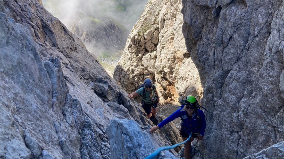 Lezci v oblasti Südschlucht pod Bischofsmütze ve Filzmoos