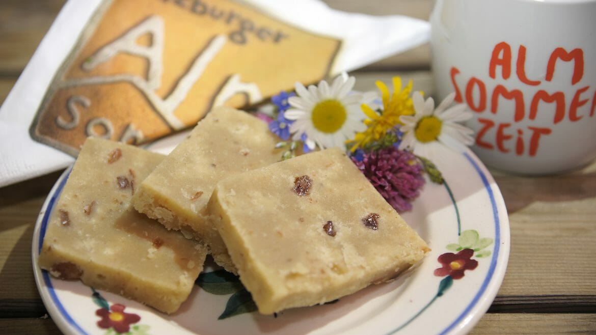 Lungauer Rahmkoch nazývaný také ,Almmarzipan‘ (dezert z másla, mouky, smetany, cukru, rumu a koření)