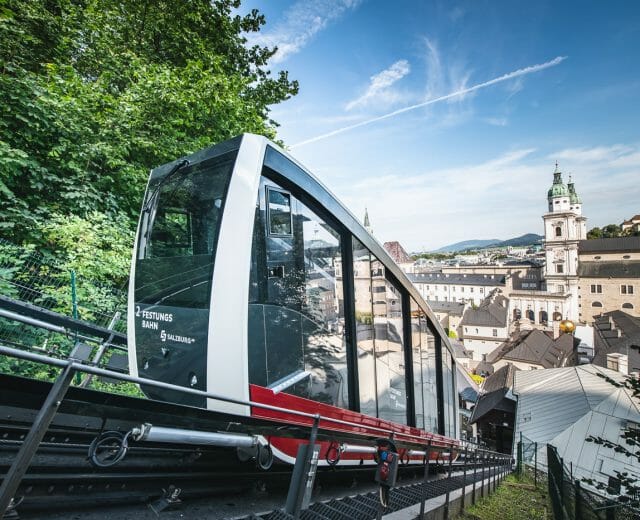 Moderní lanovka, která turisty snadno a rychle vyveze na pevnost Hohensalzburg, odkud je krásný výhled na historické město