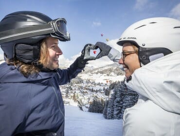 Nad bílými horami se vznášejí pestré horkovzdušné balóny