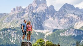 Dva turisté s výhledem na horskou krajinu Filzmoos