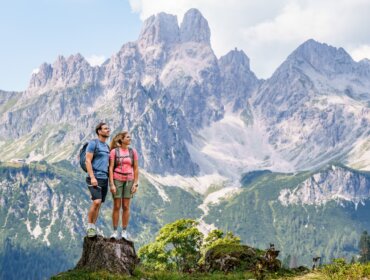 Dva turisté s výhledem na horskou krajinu Filzmoos