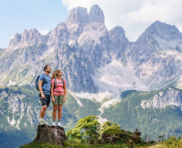 Dva turisté s výhledem na horskou krajinu Filzmoos