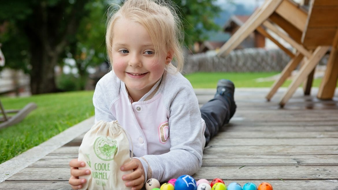 Sbírání kuliček je pro děti zábava a nakonec tak i získají suvenýr z prázdnin