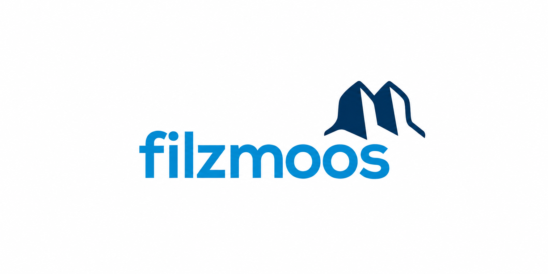 Logo-Filzmoos-blue small Logo obce Filzmoos v Salcbursku, na kterém jsou nad textem vyobrazeny stylizované horské vrcholy.