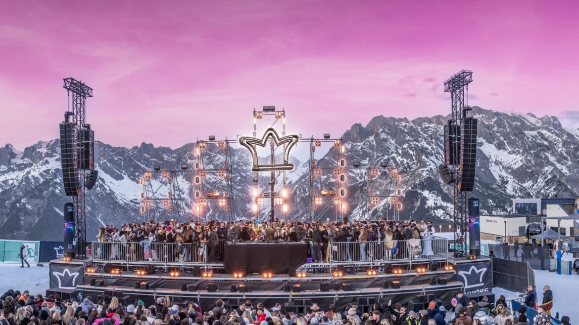 Festivalové pódium March Glow³ před zasněženými horami v Hochkönigu