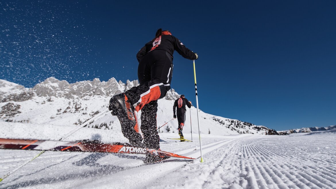V Hochkönigu čeká kolem 40 kilometrů upravených běžkařských tratí © Hochkönig Tourismus Dva běžkaři na zasněžené trase v oblasti Hochkönig v rakouských Alpách. (Zvětšený pohled)