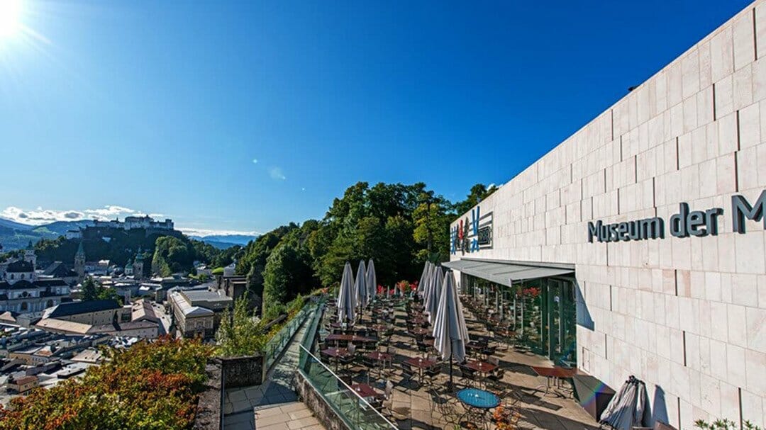Vyhlídková terasa kavárny Museum der Moderne v Salcburku otevírá panorama Starého města