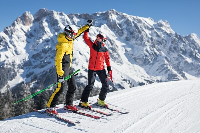 Na lyžích v zasněžené krajině se strmými štíty hor v regionu Hochkönig 
