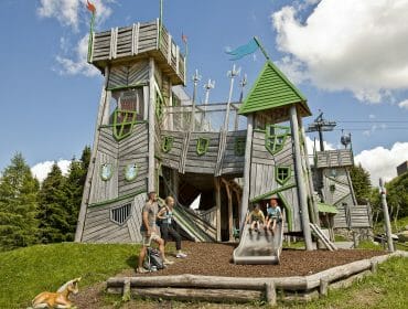 Na hoře Geisterberg nedaleko Grossarlu čeká na děti během výletu spousta zábavných atrakcí pod širým nebem