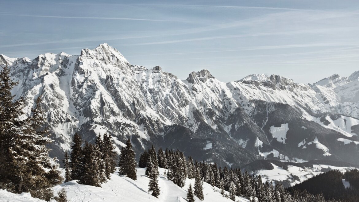 Steingebirge, to jsou dva vápencové masivy. Loferer Steinberge a na jihu Leoganger Steinberge