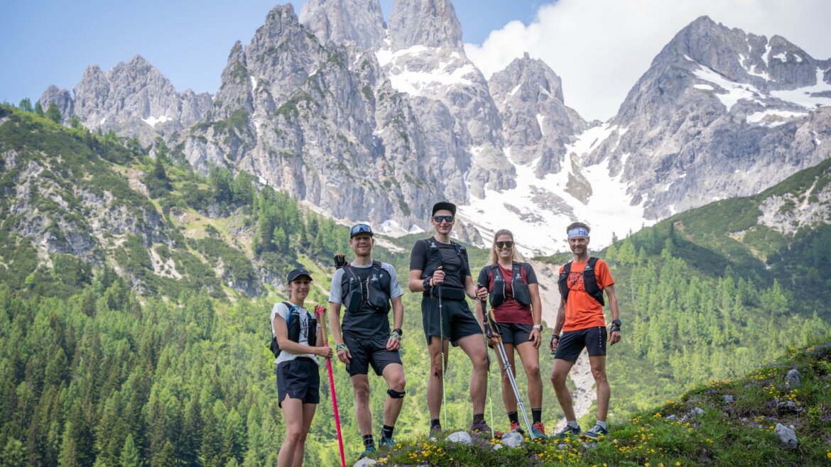 Skupina běžců pod vrcholem Bischofsmütze ve Filzmoosu