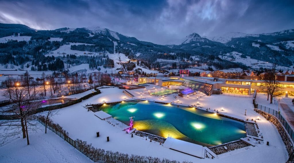 Působivé osvětlení venkovních bazénů termálních lázní Alpentherme v Bad Hofgasteinu, příjemné rekreační oblasti ve Vysokých Taurách