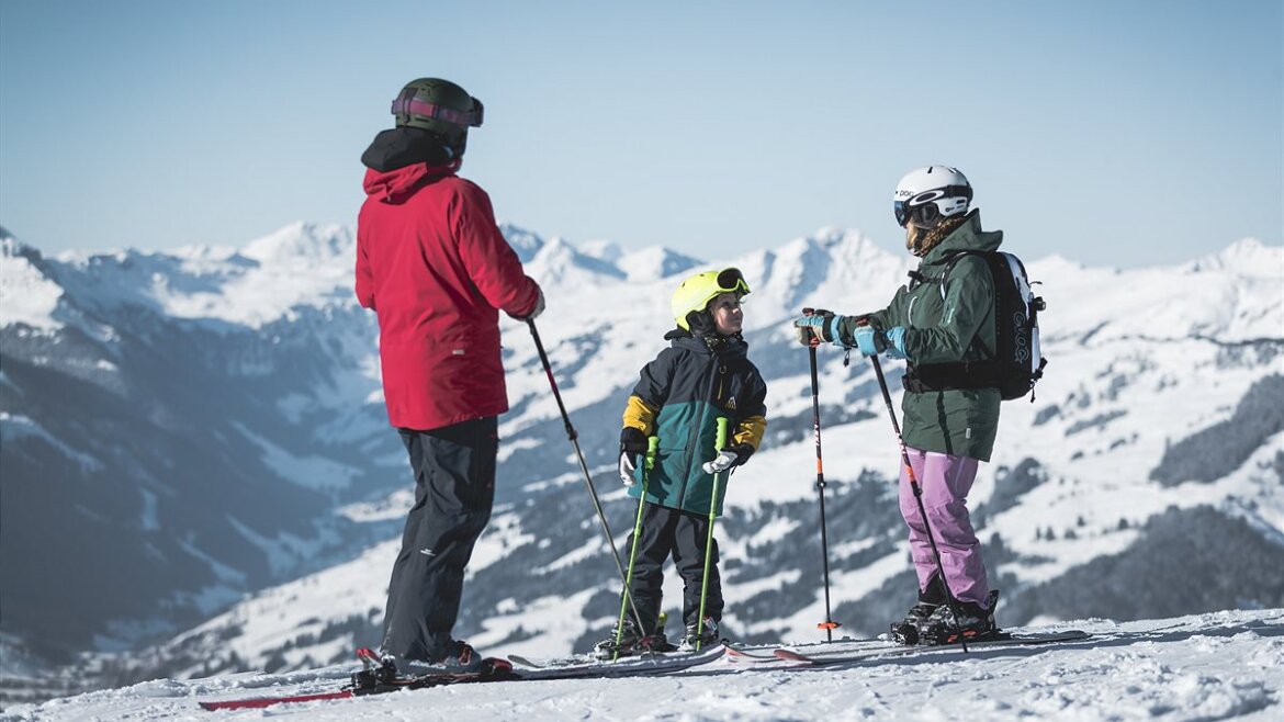 Rodiče s dítětem na sjezdovce ve Skicircusu, který je skvělým místem pro rodinnou dovolenou díky stovkám kilometrů různých sjezdovek