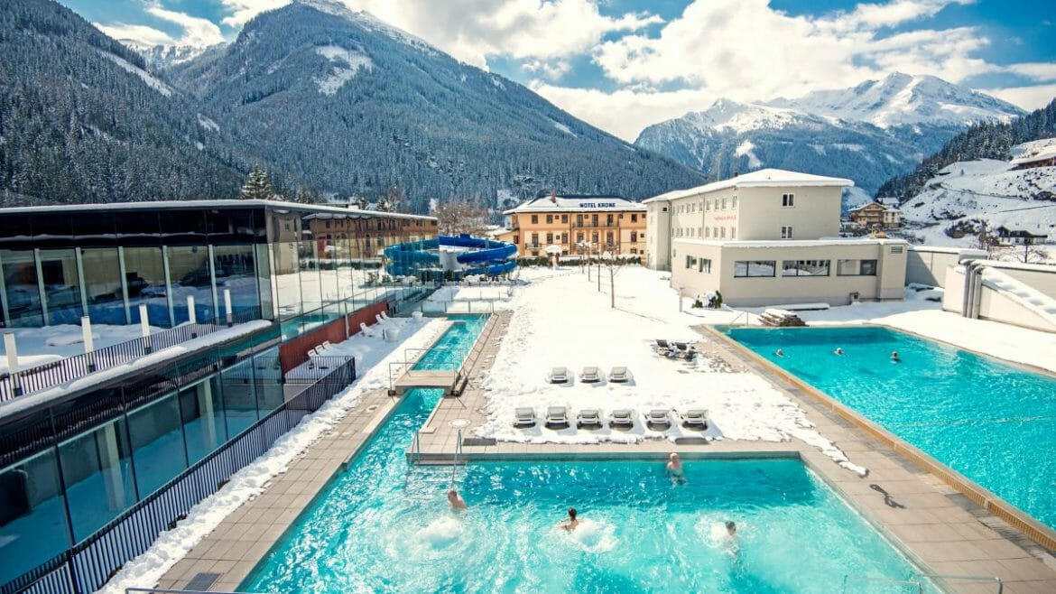 Ve skalních termálech Felsentherme v Bad Gasteinu si můžete příjemně teplou vodu užívat ve venkovních bazénech po celý rok, a to i v zimě, když všude okolo leží sníh