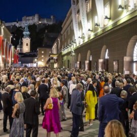 Večerní Hofstallgasse během Salcburského festivalu je plná slavnostně naladěných milovníků hudby