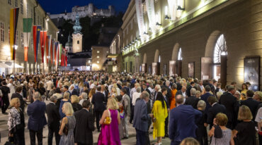 Večerní Hofstallgasse během Salcburského festivalu je plná slavnostně naladěných milovníků hudby
