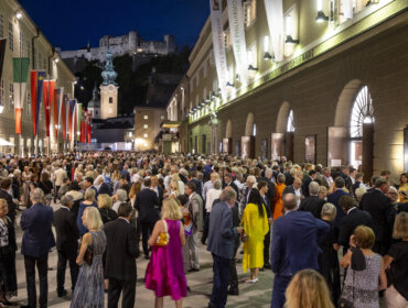 Večerní Hofstallgasse během Salcburského festivalu je plná slavnostně naladěných milovníků hudby