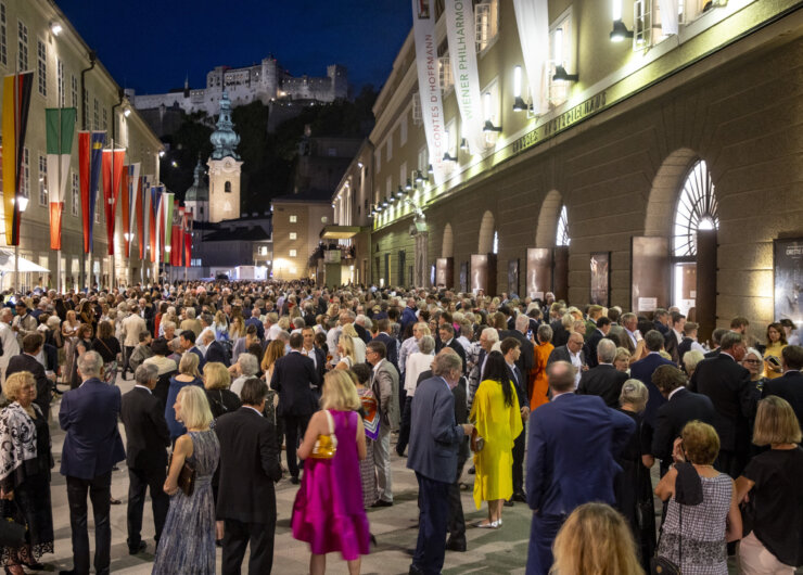 Salzburger Festspiele Hofstallgasse Foto: Kolarik Andreas 15.08.2024 Večerní Hofstallgasse během Salcburského festivalu je plná slavnostně naladěných milovníků hudby