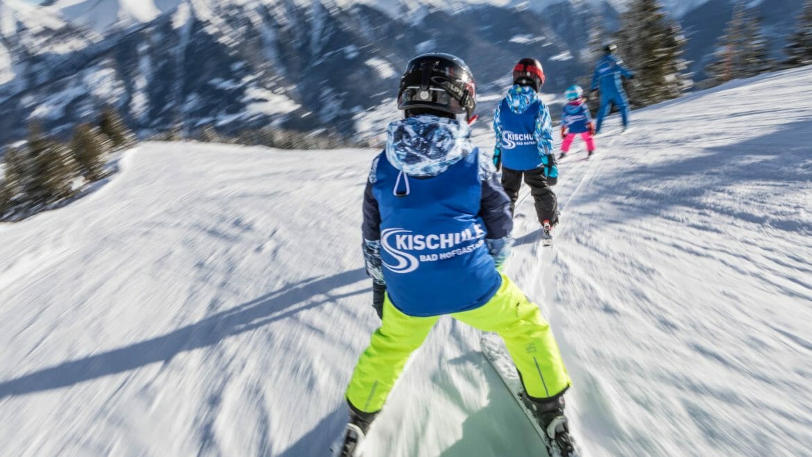 Děti se na lyžařských kurzech a ve školách lyžování naučí zábavnou formou zvládat sjezdovky