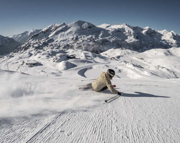 Lyžař na zasněžené sjezdovce v Obertauern