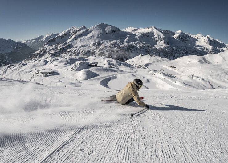 Obertauern_Mirja_Geh_0306 Lyžař na zasněžené sjezdovce v Obertauern