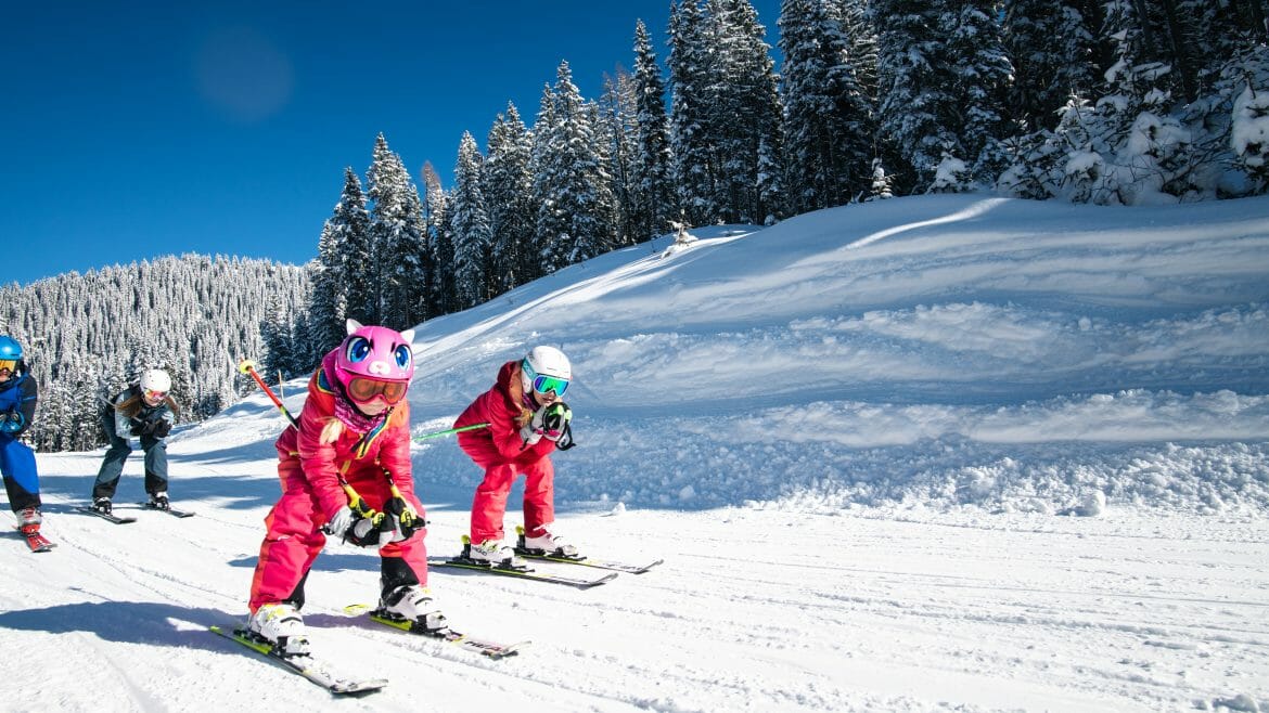 Děti se učí lyžovat v Salcburském sportovním světě