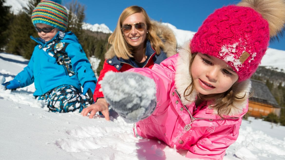Na dovolené v Salcburském Lungau v zimě s dětmi, které si hrají v hlubokém sněhu