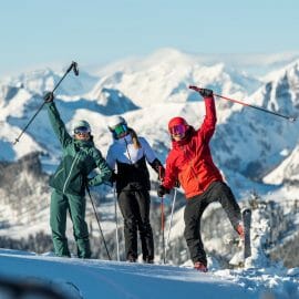 Lyžaři mávají ze svahu v Salcburském sportovním světě