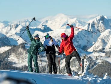 Lyžaři mávají ze svahu v Salcburském sportovním světě