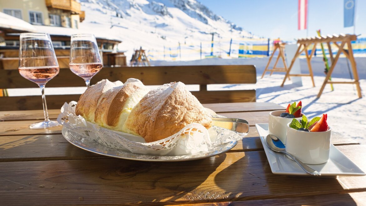 Salzburger Nockerl, nadýchaný tradiční dezert ze Salcburska. Připomíná tři zasněžené vrcholky hor, které symbolizují salcburské kopce Mönchsberg, Kapuzinerberg a Gaisberg