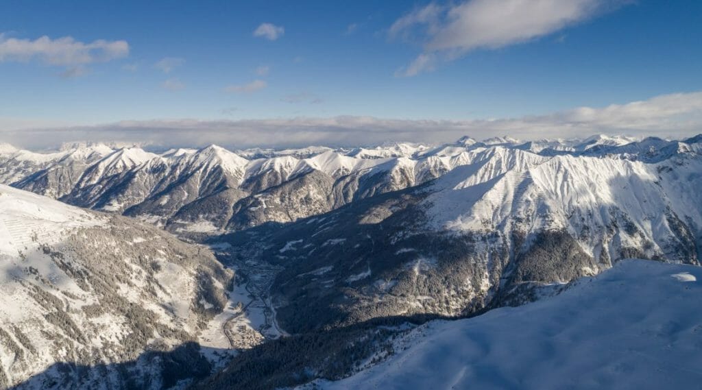 Zimní pohled do Gasteinského údolí, které se táhne pod vrcholy pohoří Vysoké Taury