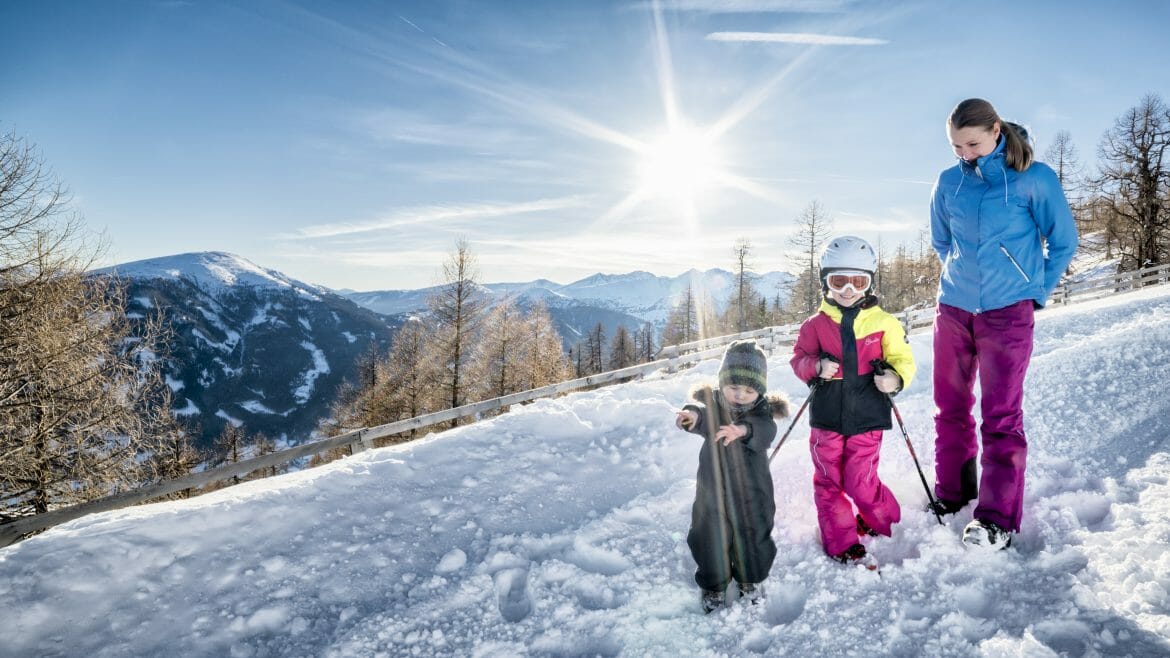 V Salcburském Lungau si rodiny s dětmi užívají spousty sněhu a sluníčka