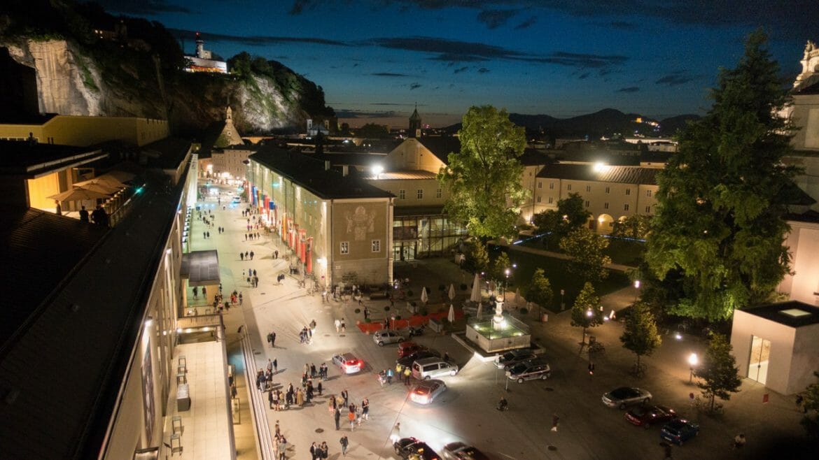Noční Salcburk ožívá světoznámým festivalem divadla a hudby, Salzburger Festspiele s více než 100letou historií