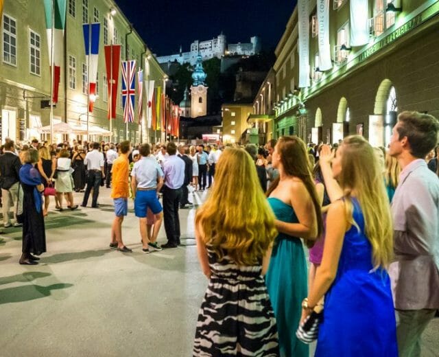 Návštěvníci si užívají slavnostní atmosféru Salcburského festivalu v ulicích, za teplých letních nocí, kdy to v celém městě žije kulturou
