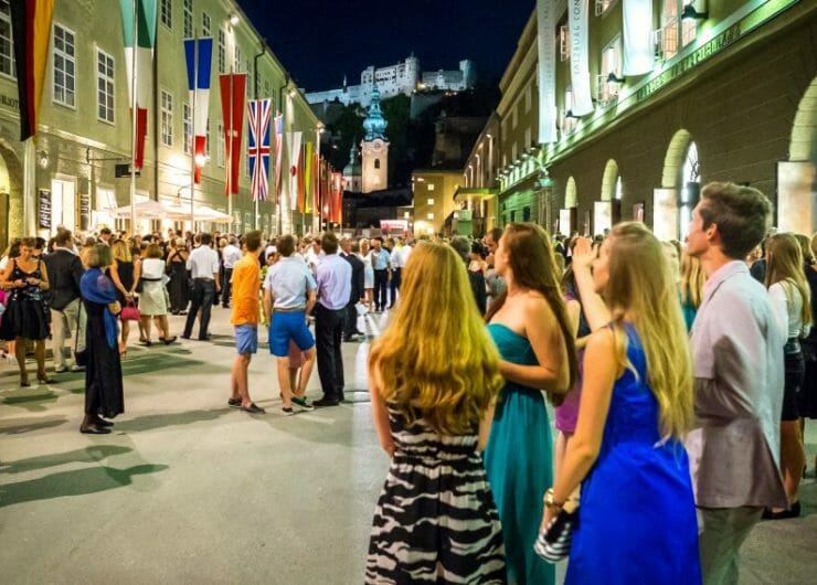 Návštěvníci si užívají slavnostní atmosféru Salcburského festivalu v ulicích, za teplých letních nocí, kdy to v celém městě žije kulturou