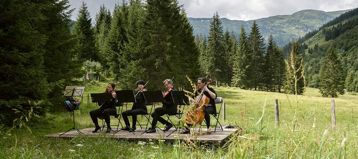 Klasická hudba v podání smyčcového kvarteta v salcburských lesích v Gasteinu