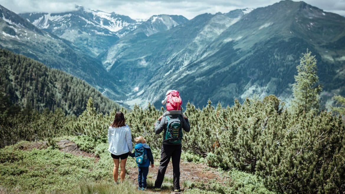 Trasa Zirbenweg se dá absolvovat i s dětmi a z Graukogelu je krásný výhled do údolí Gasteinu