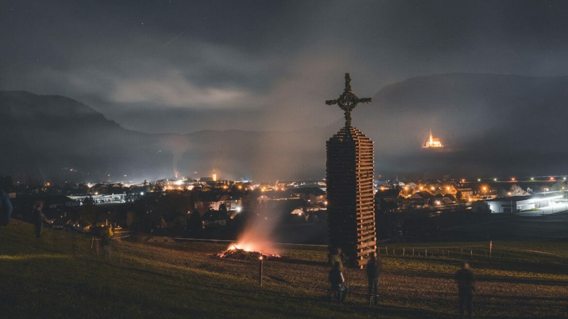 V Salcburském Lungau se vyrábějí až šestimetrové vatry plné klestí. Velikonoční vigilie je noc z Bílé soboty na neděli Zmrtvýchvstání Páně.