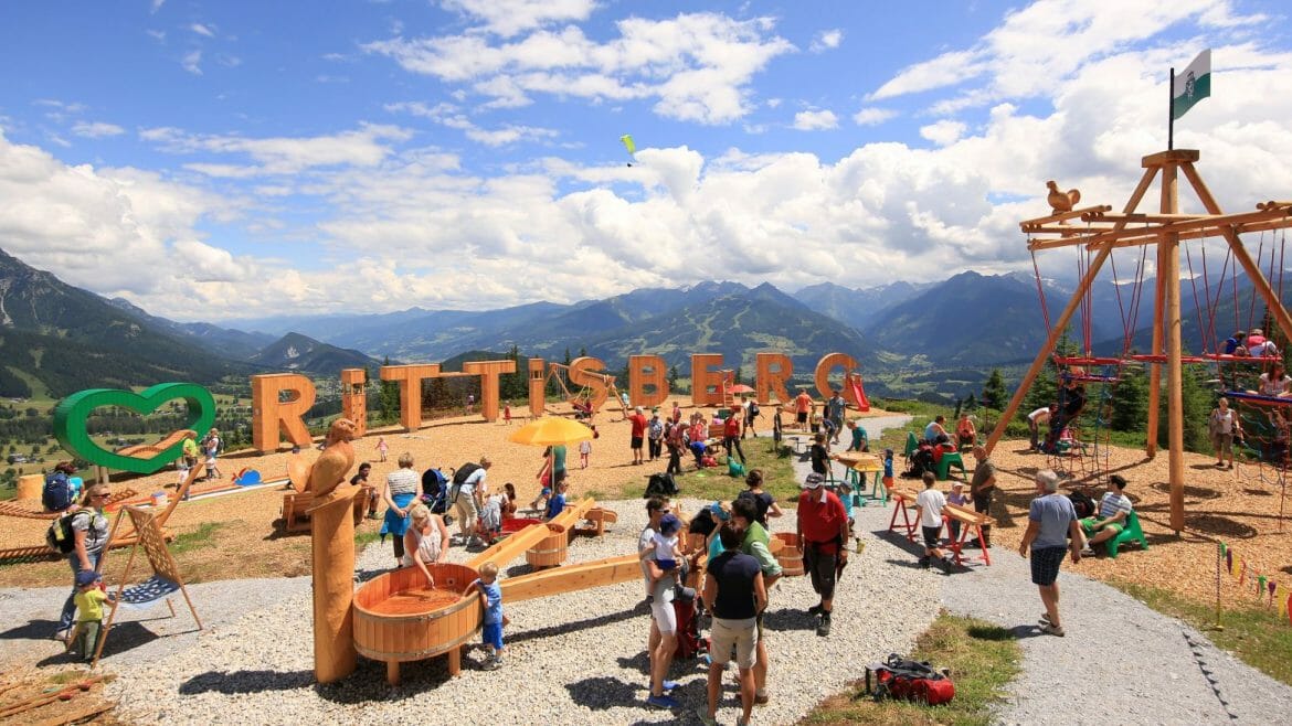 Hřiště na hoře Rittisberg nabízí zábavu, prolézačky, houpačky a další atrakce pro děti i dospělé