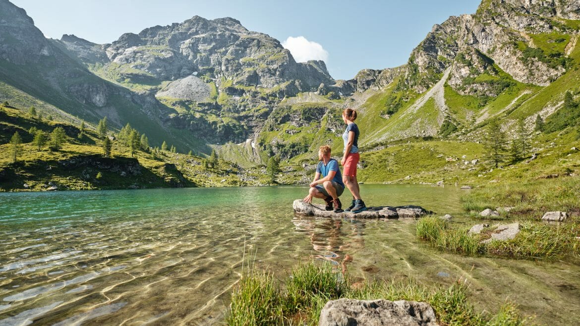 Horská jezera a travnaté kopce i příkré skalnaté hory ve Schladmingu-Dachsteinu